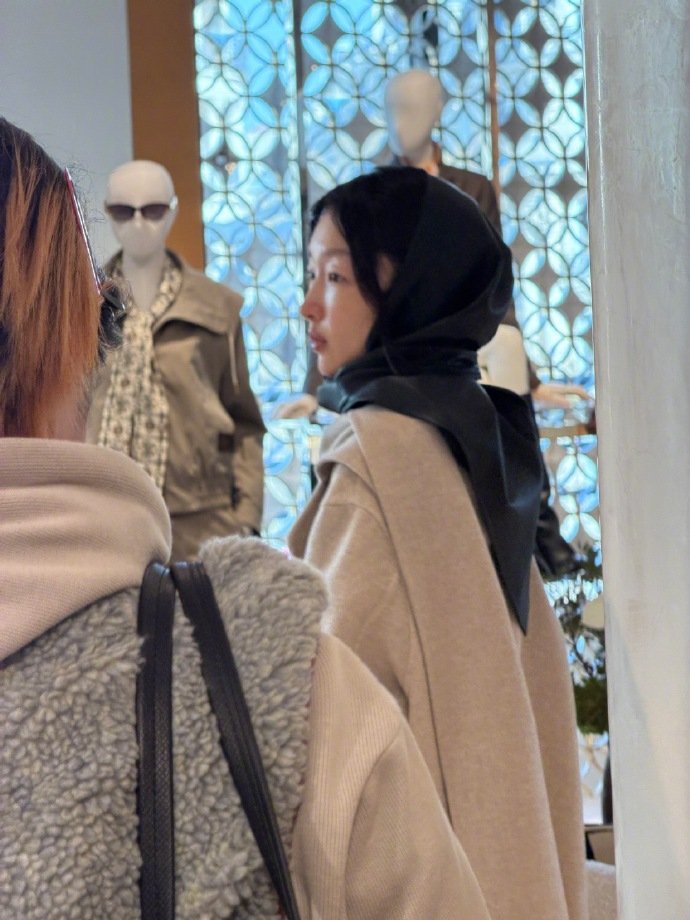 周冬雨巴黎街头随性穿搭惊艳路人