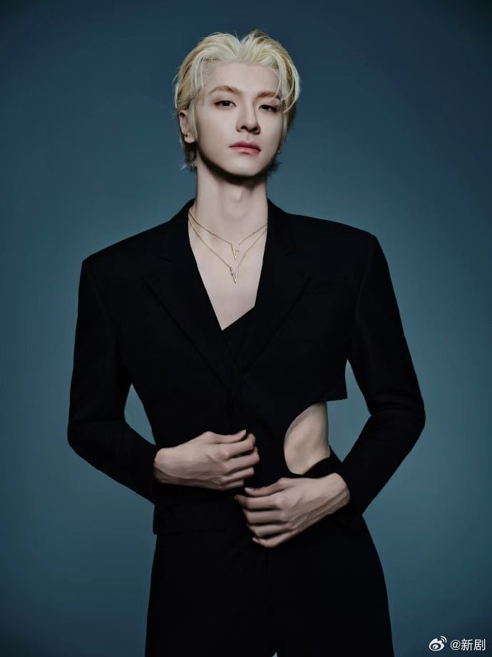 林一金发黑西装造型亮相