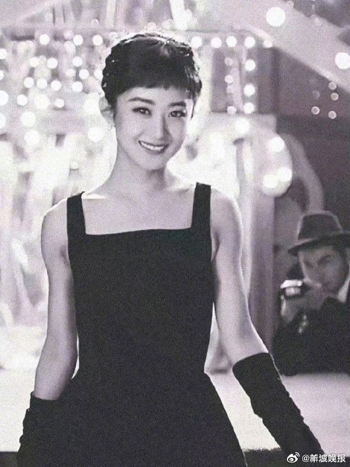 赵丽颖唐嫣等女星演绎赫本风造型