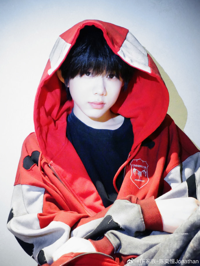 陈奕恒分享九宫格美照，展现最好看的自己