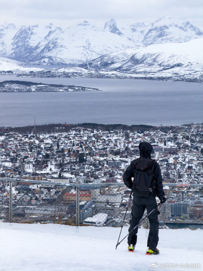 李现晒滑雪照展现帅气形象