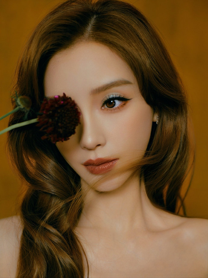 Angelababy暖棕鎏金裙演绎中式古典美