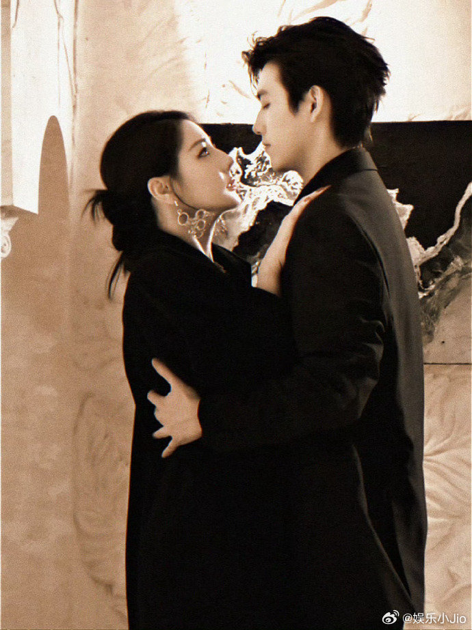 陈飞宇迪丽热巴主演短剧《白日提灯》上线