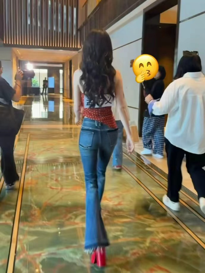 孟子义腰臀比惊艳，港风造型展曼妙身材