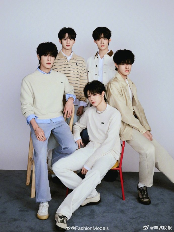 TOP登陆少年组合亮相PRADA快闪活动，新造型引热议