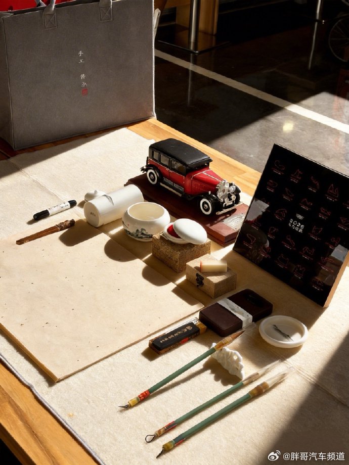 凯迪拉克赠樊振东手书寄语，笔墨寄远意方寸见乾坤