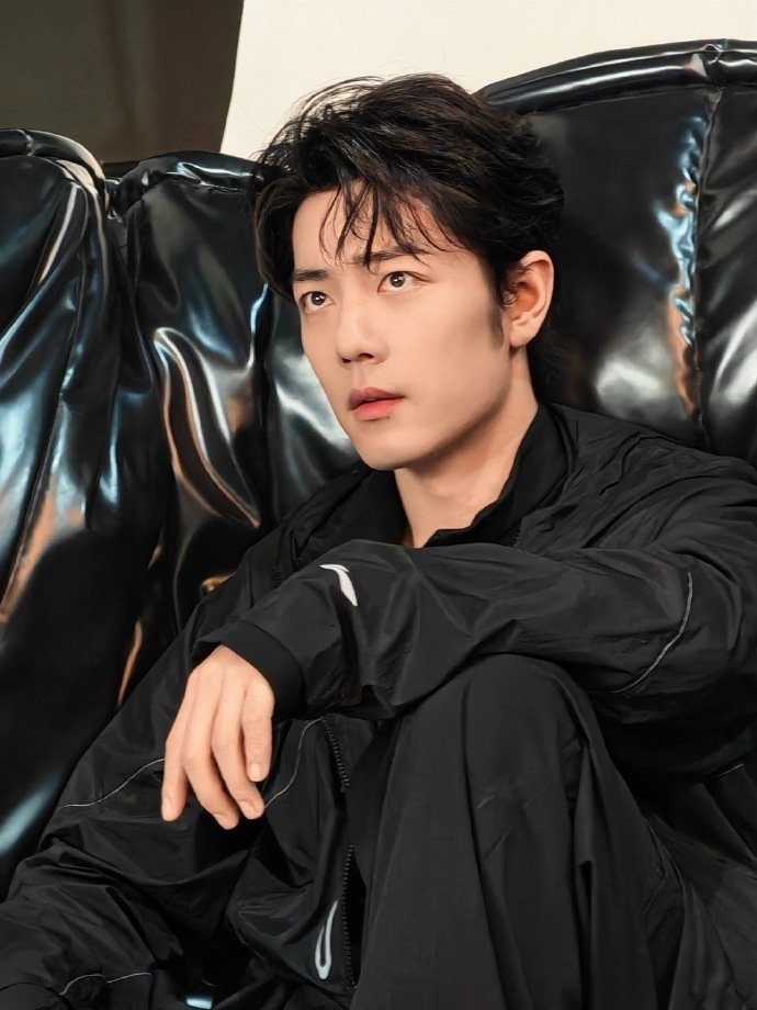 肖战全黑运动风造型亮相，定格瞬间气场十足