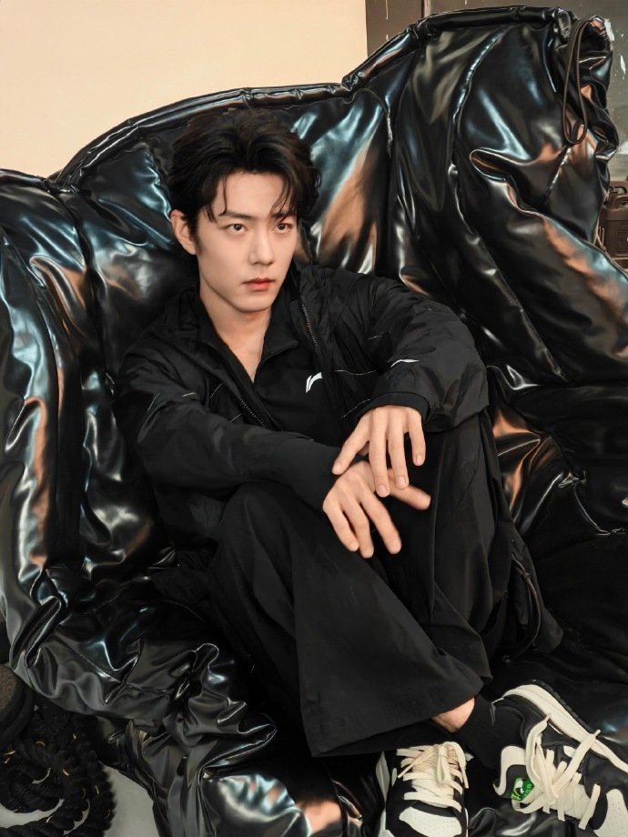 肖战全黑运动风造型亮相，定格瞬间引热议