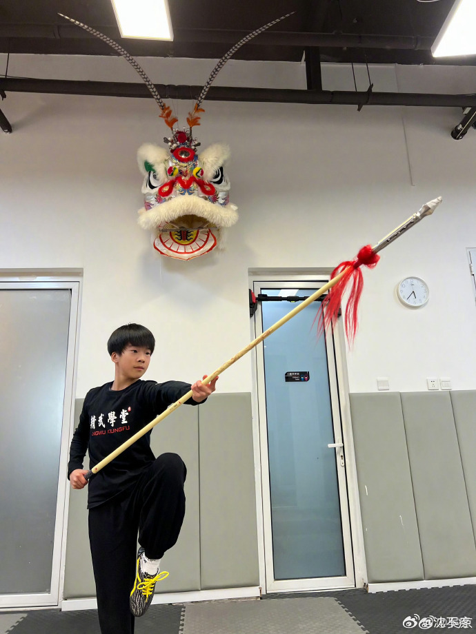 吴京居家带娃，两子女成长迅速
