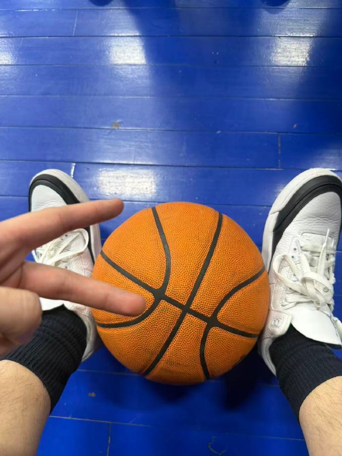 胡先煦劳动节运动打卡，一身运动装开启打球模式