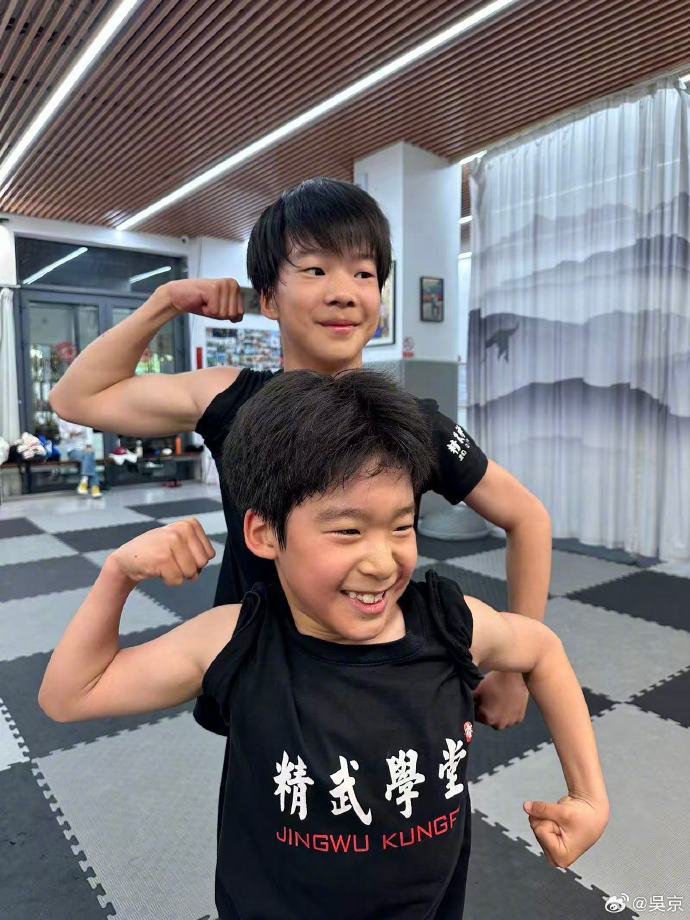 吴京谢楠两子练武近照曝光,结婚十四周年谢楠参加浪姐