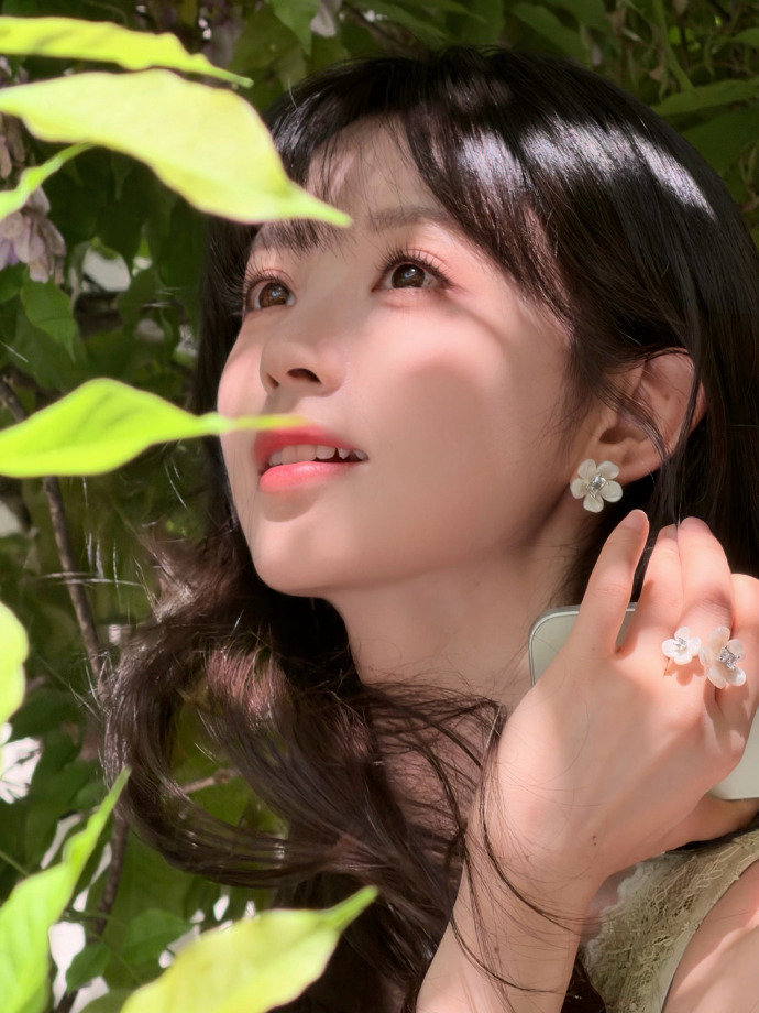 田曦薇发布521绿色系营业照，夏日氧气感十足