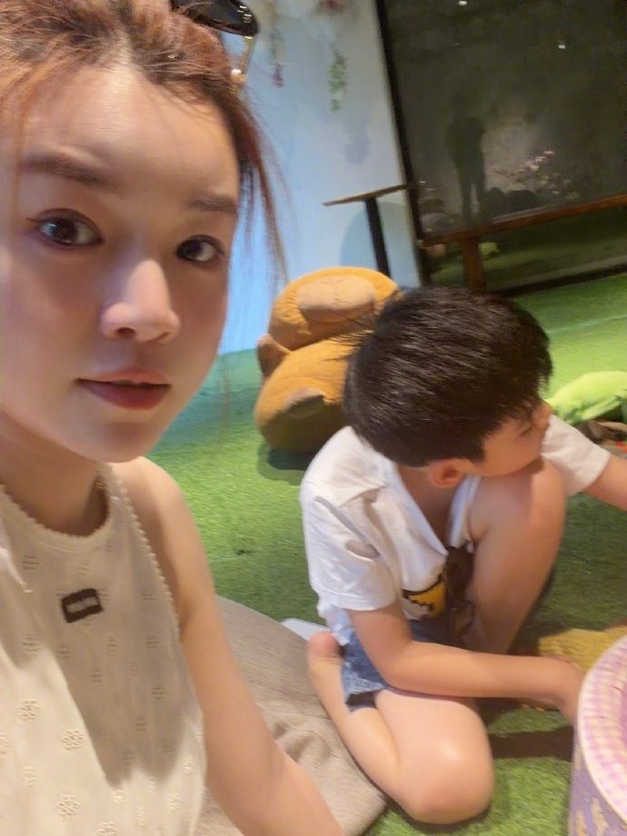 陈妍希辟谣与男友同游泰国，未回应单身状态