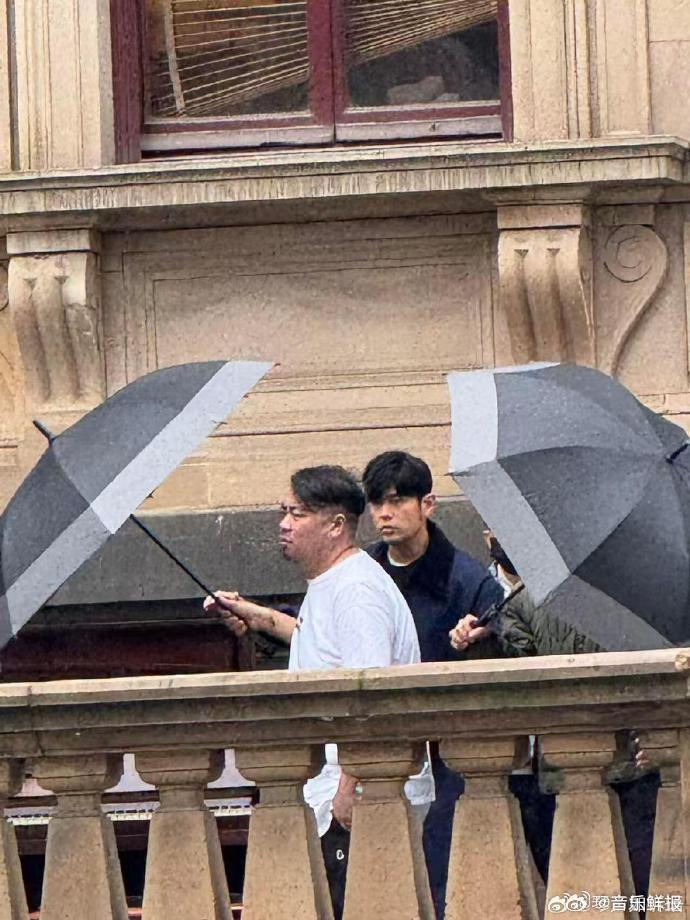 周杰伦墨尔本街头被偶遇，藏青色风衣造型帅气