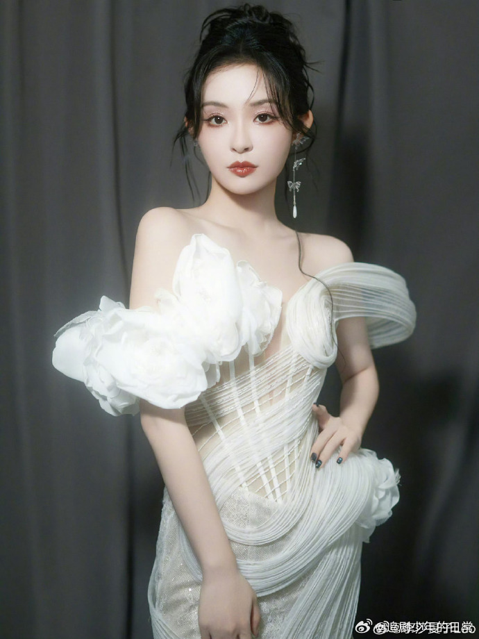 李莎旻子换造型师，新造型抹胸纱裙盘发精致