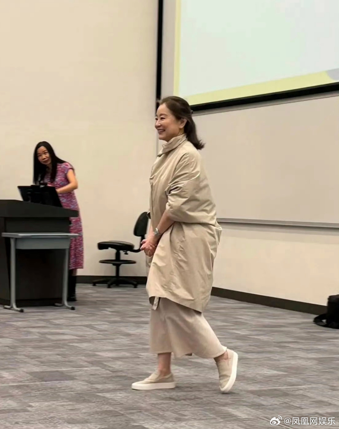 72岁林青霞素颜现身香港中文大学讲座，分享人生智慧