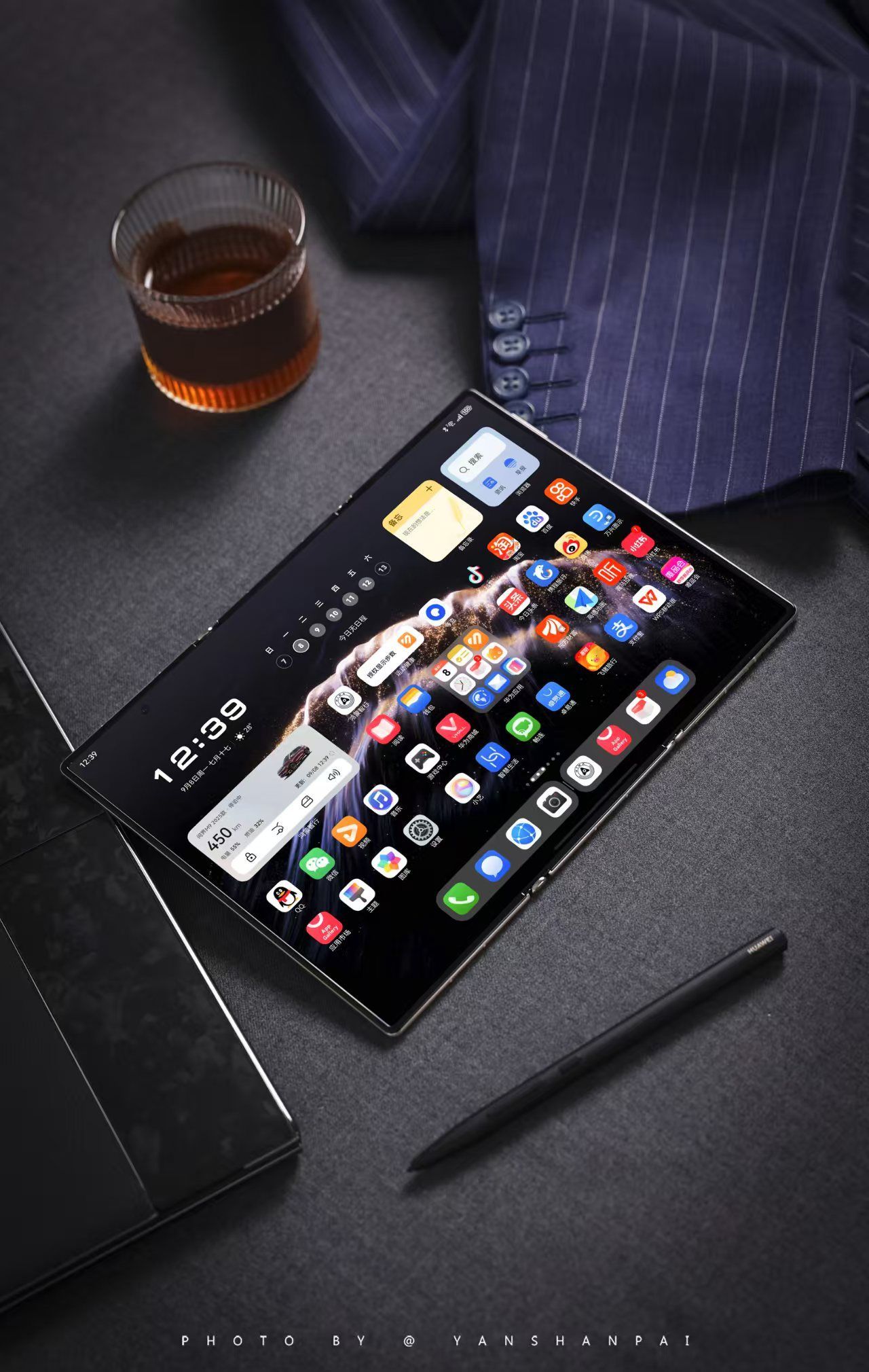 华为MateXTs非凡大师携手刘德华亮相，鸿蒙6获众星推荐