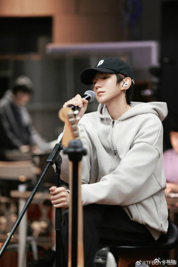 王源跨年演唱会排练照曝光，灰色卫衣棒球帽造型清爽