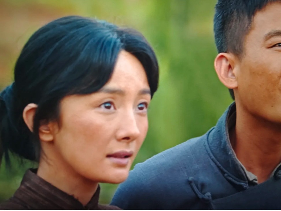 杨幂剧中肤色变化引热议，22集露露出场时被涂黑