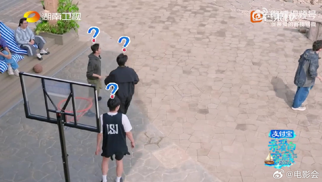 王鹤棣篮球变足球引热议，客栈片段循环播放