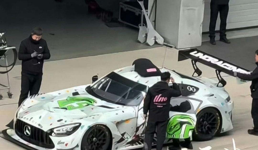 王一博白色涂装攀岩风赛车亮相