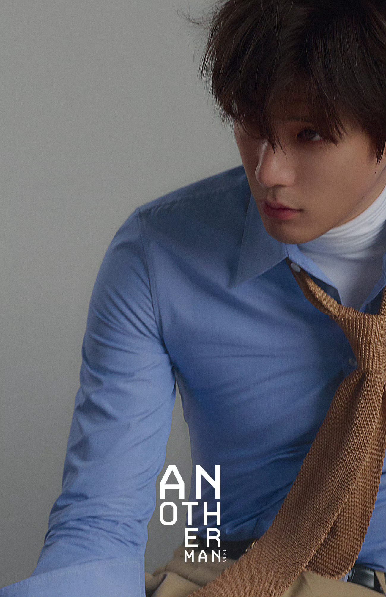 王安宇登AnotherMan开季刊封面，展现清爽矜贵气质