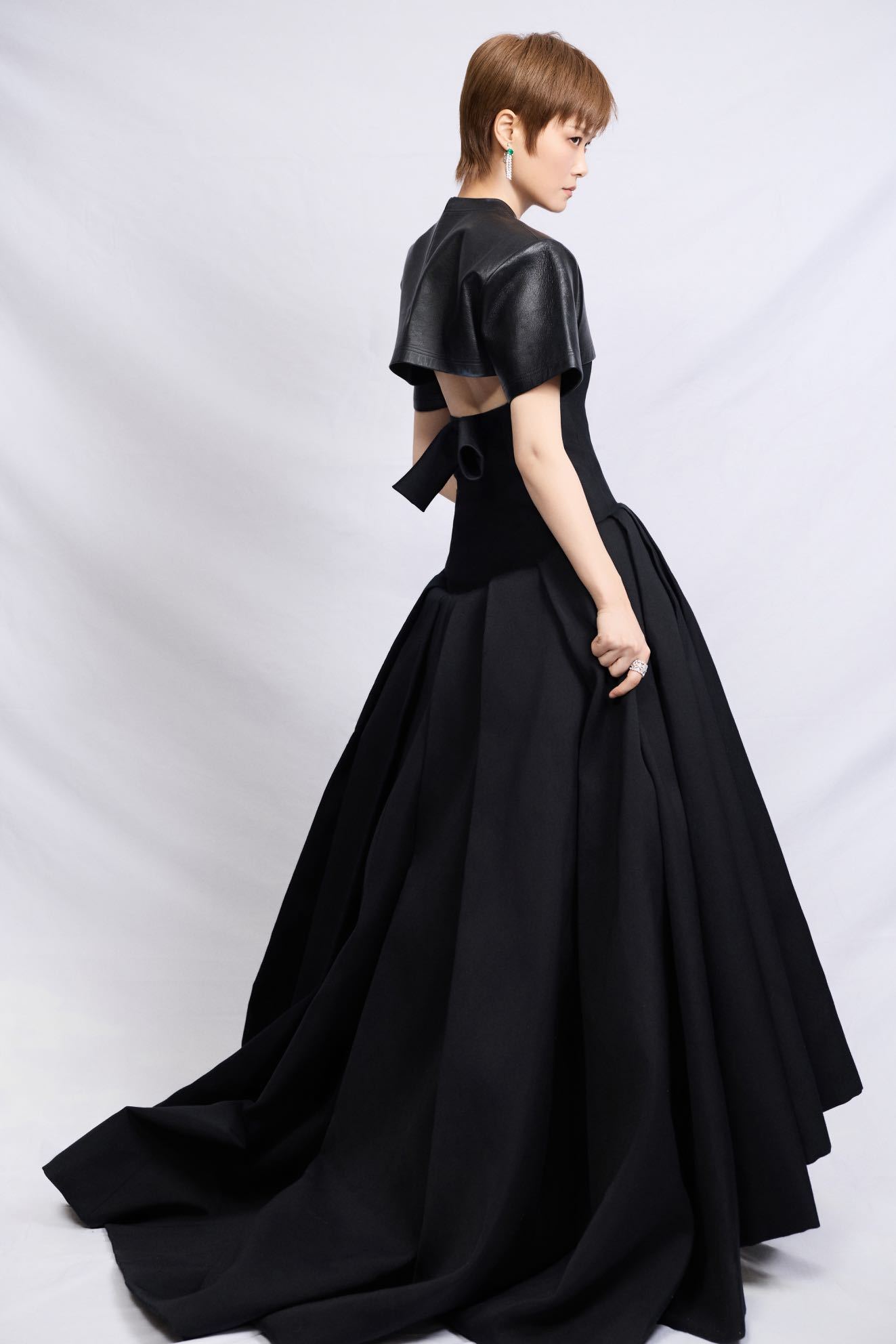 李宇春微博之夜穿巴黎世家暗黑系造型亮相