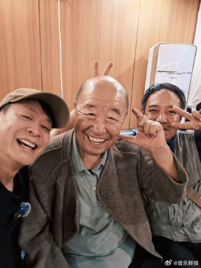 赵小童直播结束仍看直播，晒合照留回忆