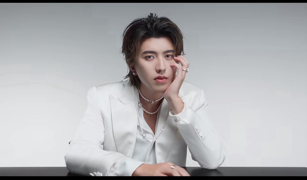 蔡徐坤叠戴珍珠造型亮相