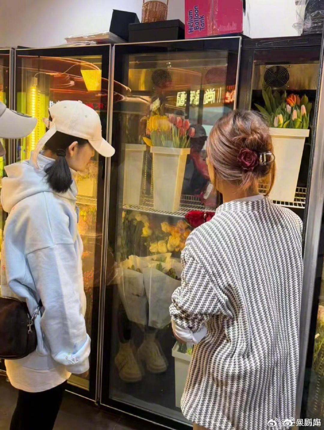 谢娜夜骑鸟巢为张杰送花