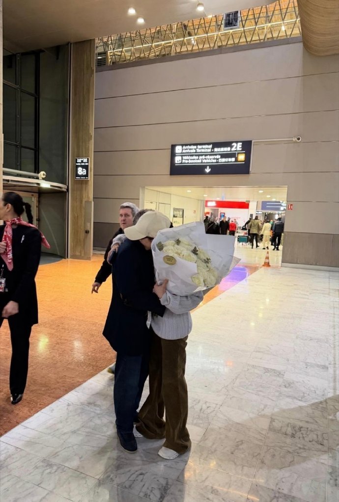 杨紫琼与丈夫机场拥吻大方示爱