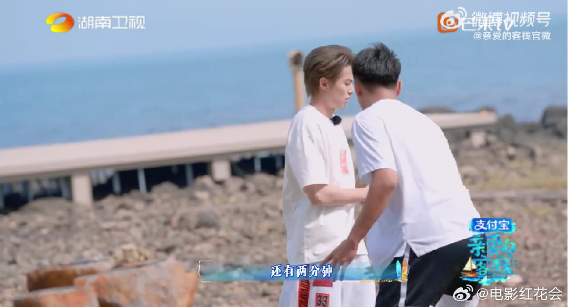 王鹤棣篮球场搞笑演绎，运动魅力引热议