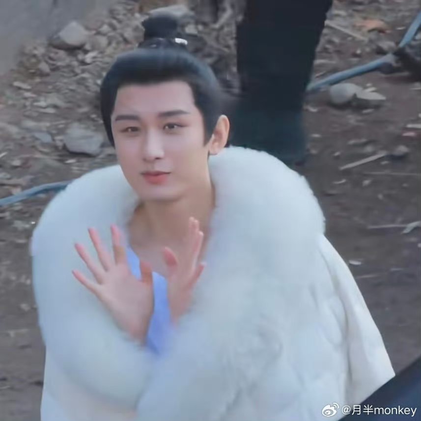 成毅片场拍戏被冻引关注