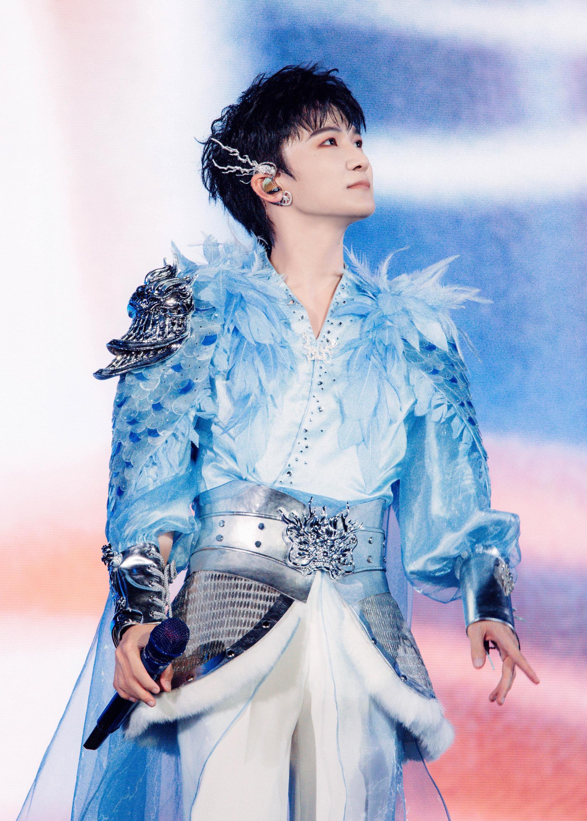 周深江苏跨年高空秋千高台飙高音