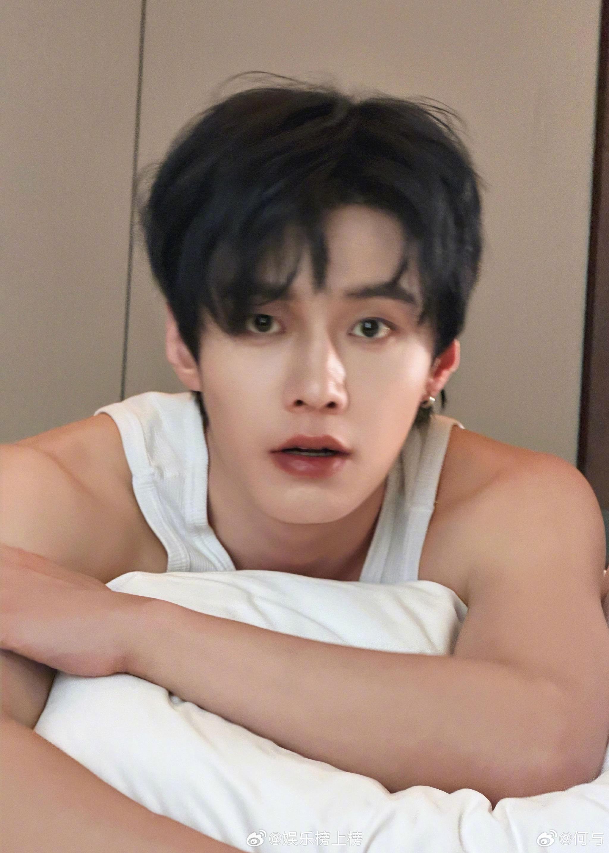 演员何与今日发布纯欲风营业照