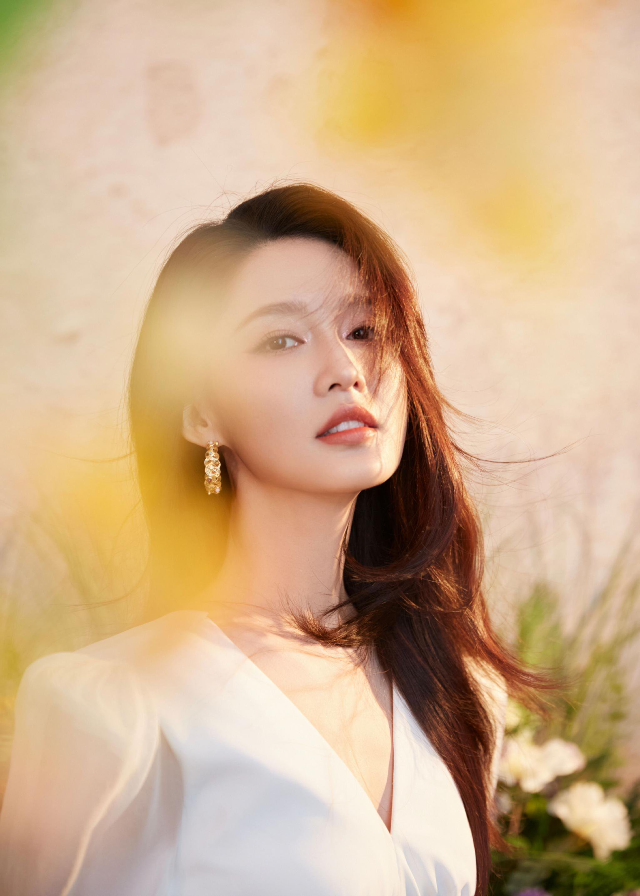 李沁花簇间浅笑尽显春日明媚