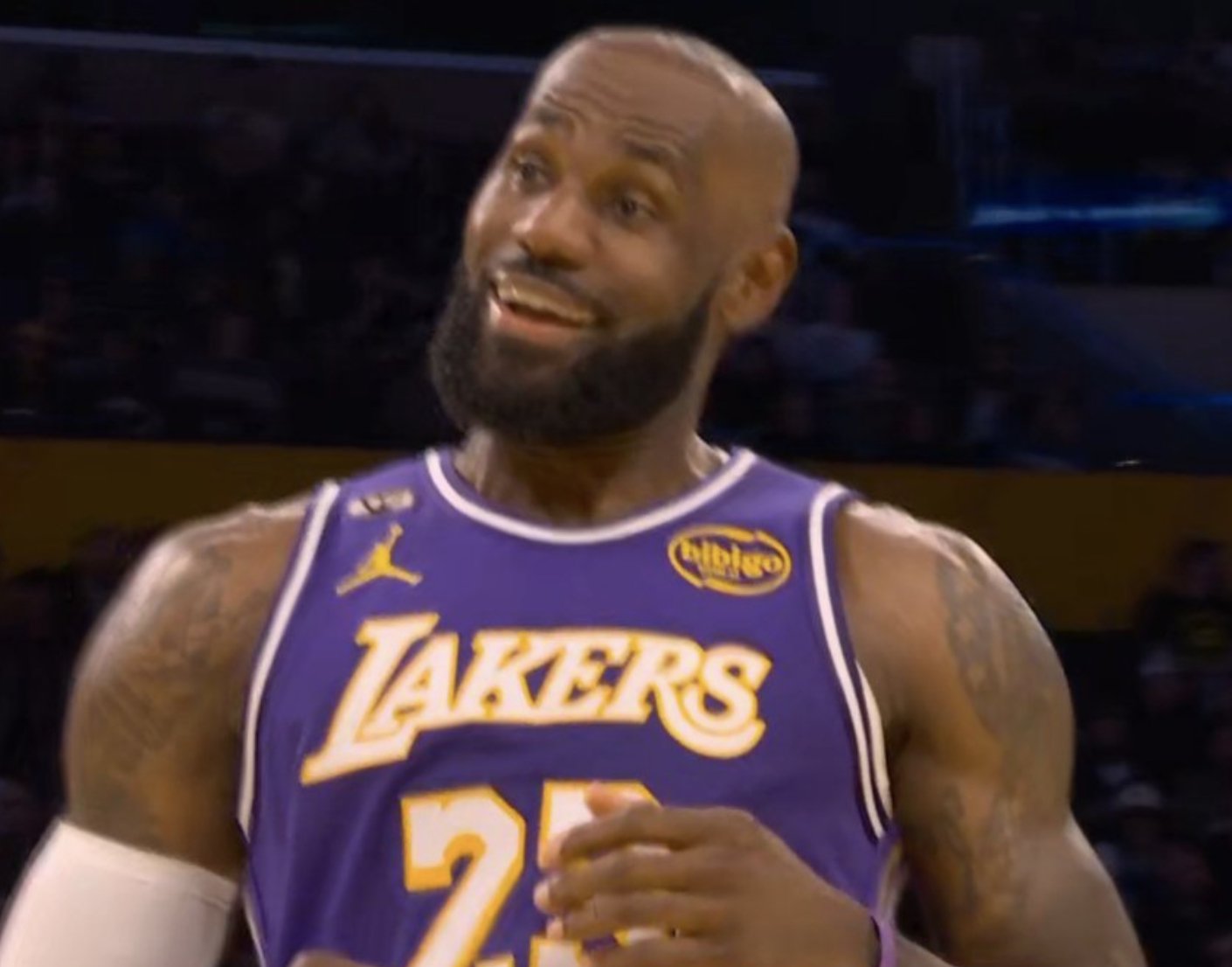 詹姆斯26分8篮板12助攻准三双