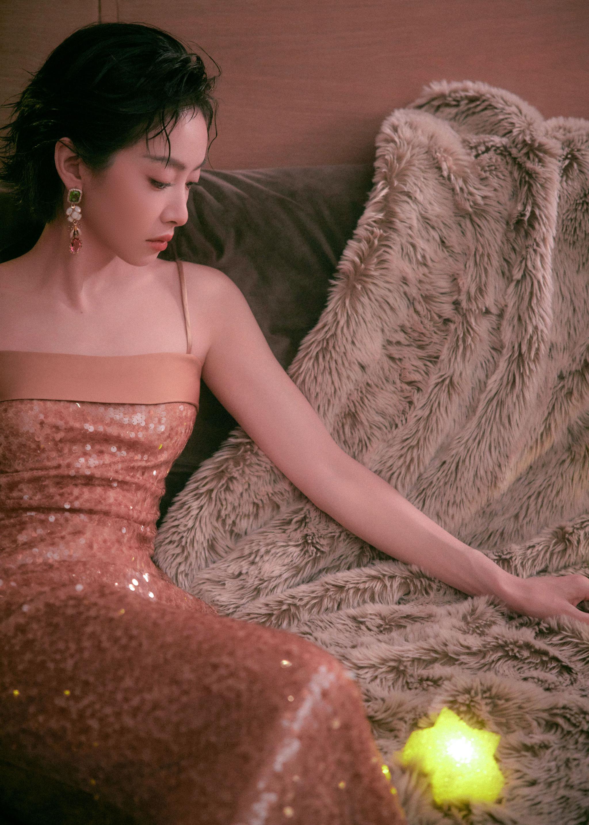 宋茜鎏金造型亮相星光熠熠