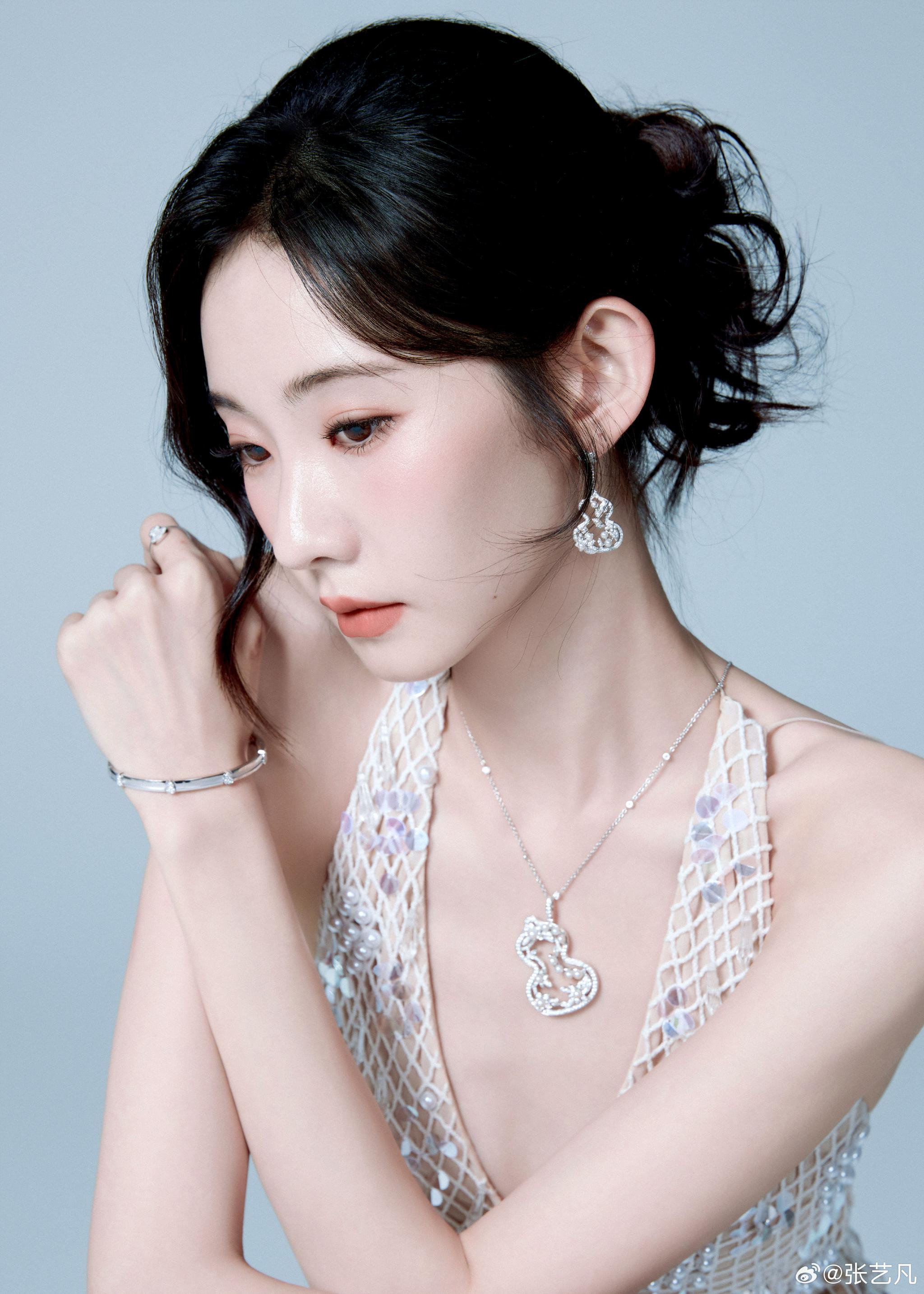 张艺凡肌肤如珍珠柔光引赞叹