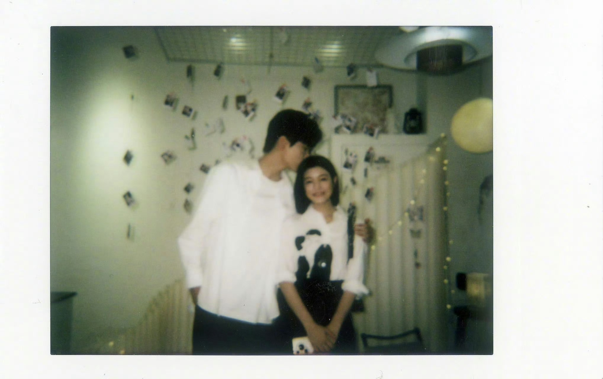 陈妍希周柯宇晒拍立得合照，配文暖心互动