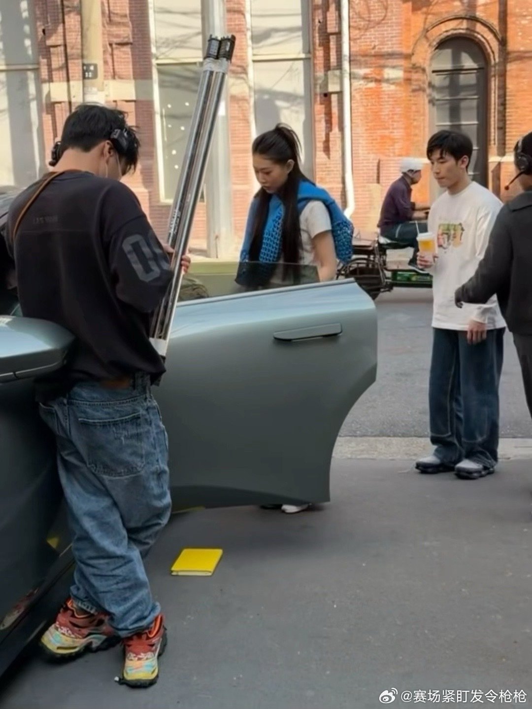 沈佳润上海被偶遇，干练造型难掩呆萌气质