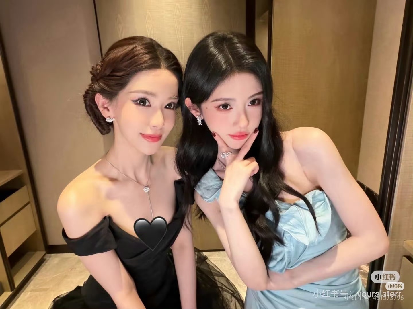 鞠婧祎与迅猛龙后台合影曝光