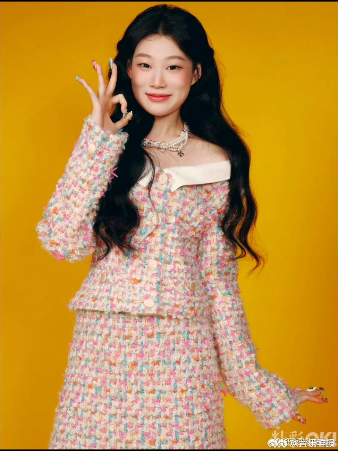 王亚飞为沈佳润打造果冻甜妹妆，通透粉嫩如发光水蜜桃