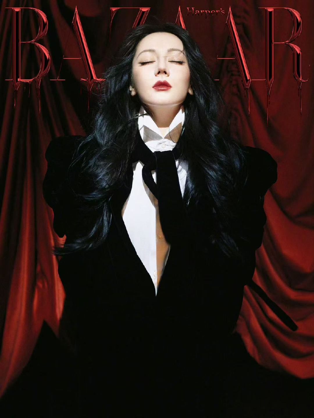 迪丽热巴登时尚芭莎开年刊封面