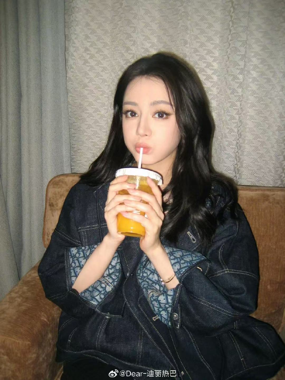 迪丽热巴追剧《白日提灯》引热议