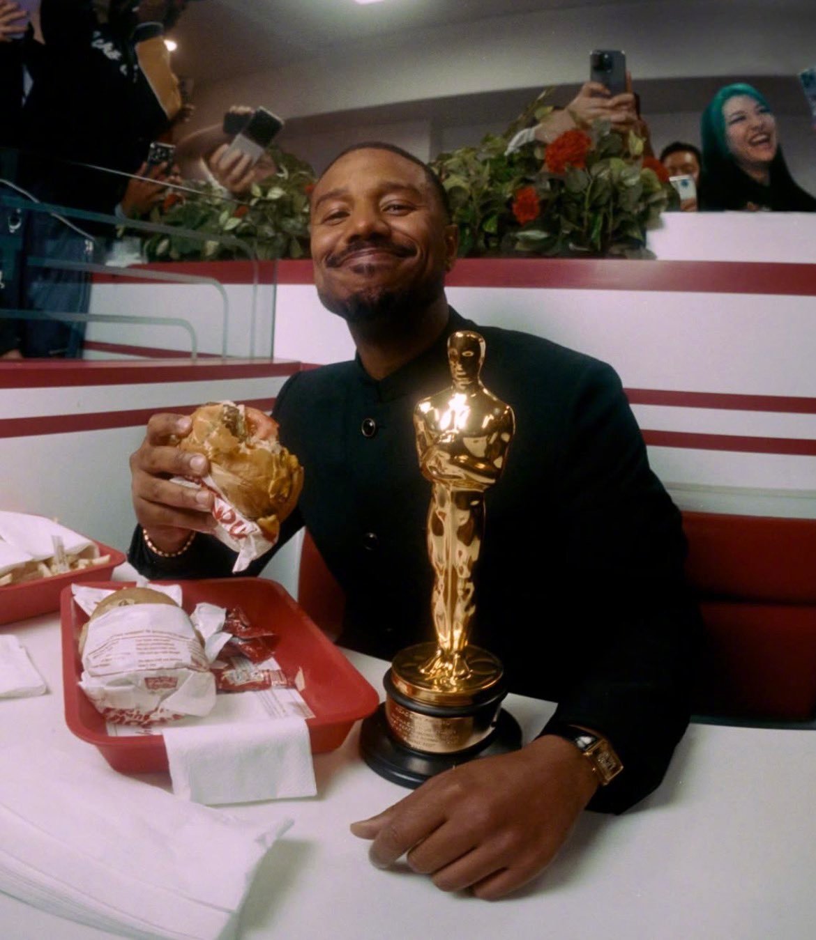 新晋奥斯卡影帝迈克尔·B·乔丹晒汉堡照