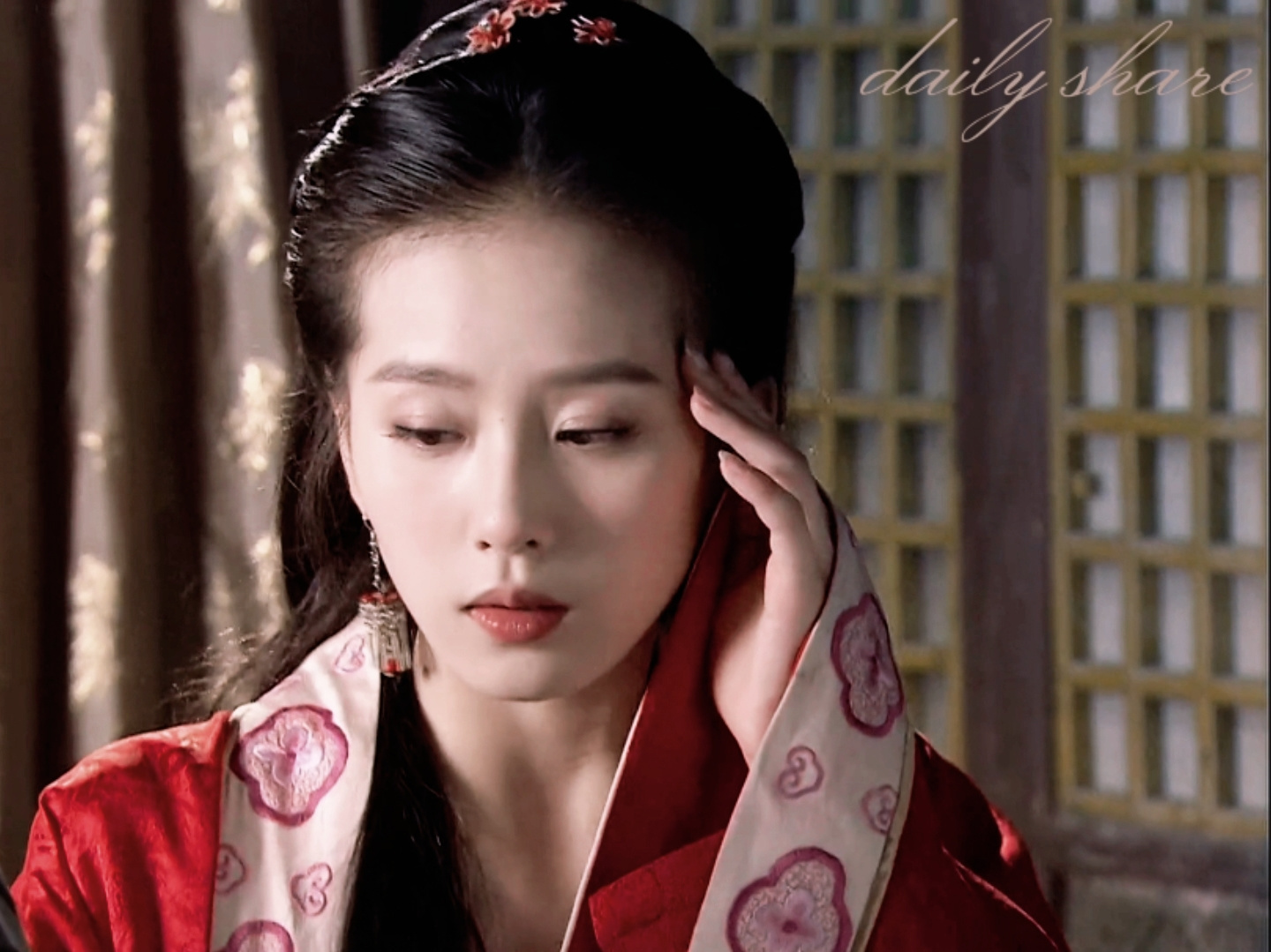 刘诗诗因病缺席活动