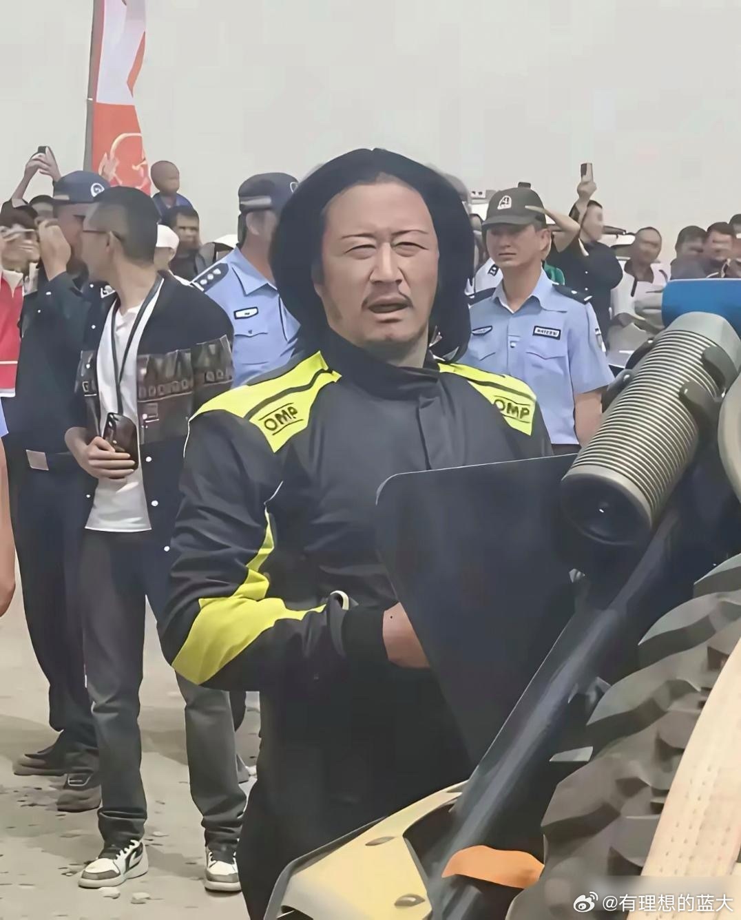 吴京满族身份引争议，网友质疑其电影合法性