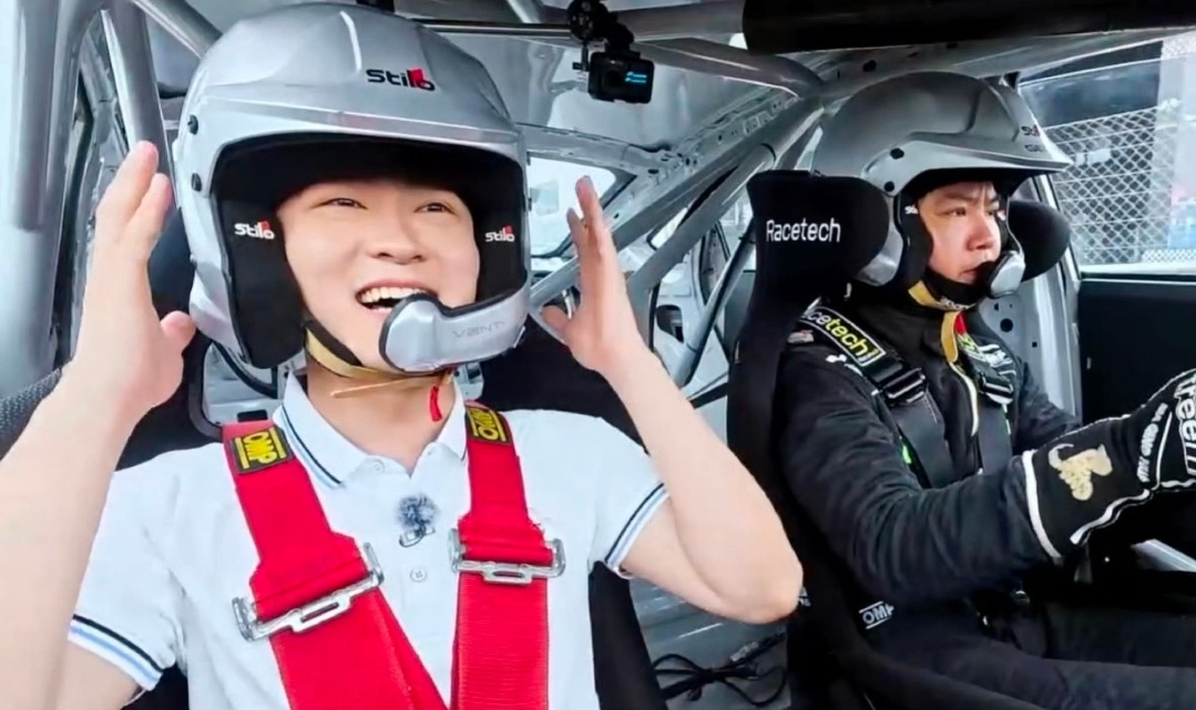 大学生宁波体验F1赛车，周冠宇现场指导车技