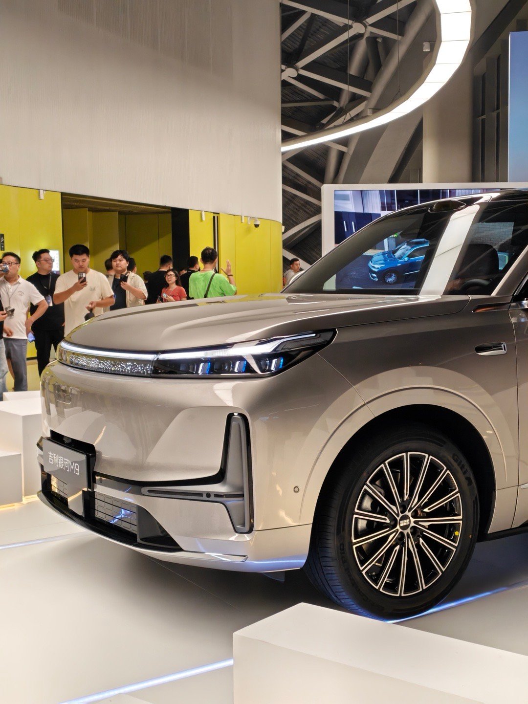 吉利银河M9发布会雨中开幕，20万级六座SUV售价揭晓